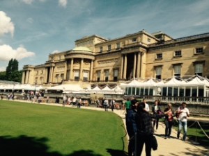 Wider view of the East face of Buckingham Palace