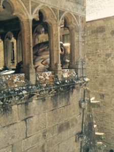 In Kraal castle style there are scary models here and there including this giant eagle and also dragon claws elsewhere